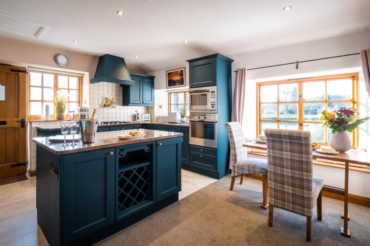 Stunning Cottage Grade 2 Listed With Parking And Hot Tub Bowness-on-Windermere Bagian luar foto