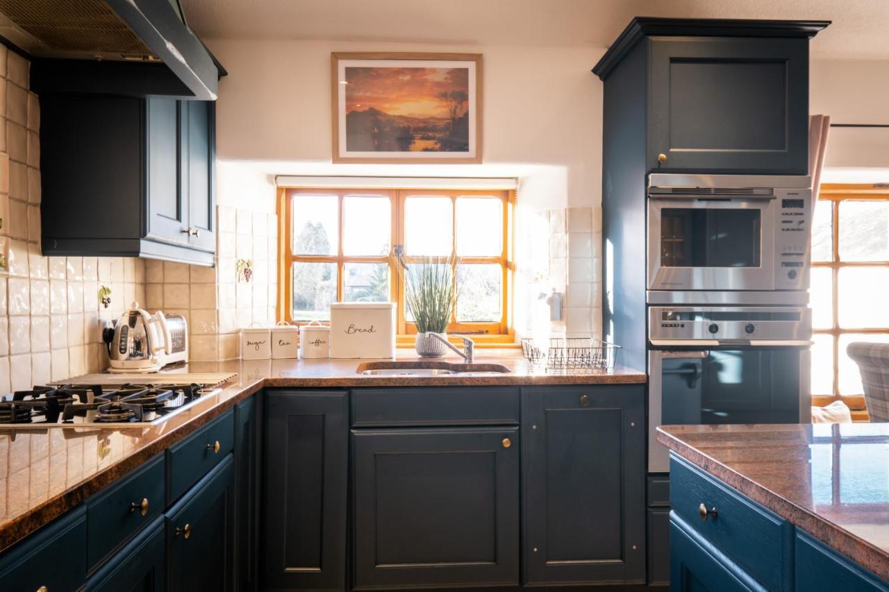 Stunning Cottage Grade 2 Listed With Parking And Hot Tub Bowness-on-Windermere Bagian luar foto