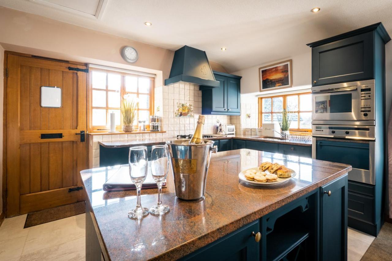 Stunning Cottage Grade 2 Listed With Parking And Hot Tub Bowness-on-Windermere Bagian luar foto