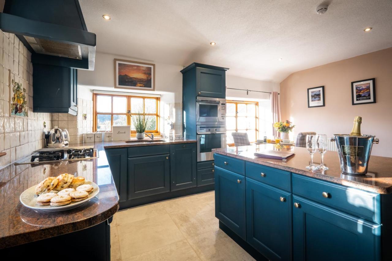 Stunning Cottage Grade 2 Listed With Parking And Hot Tub Bowness-on-Windermere Bagian luar foto