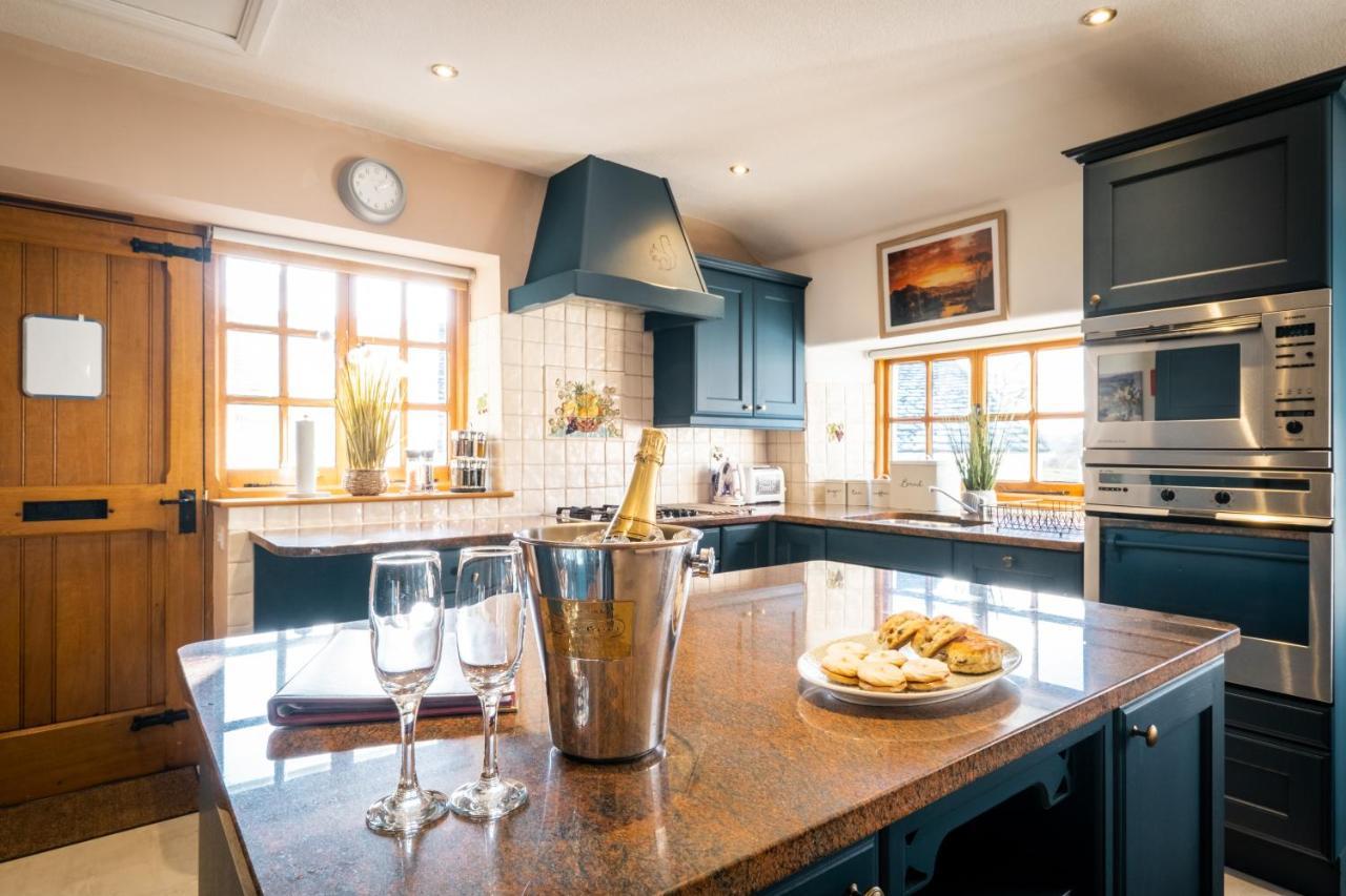 Stunning Cottage Grade 2 Listed With Parking And Hot Tub Bowness-on-Windermere Bagian luar foto