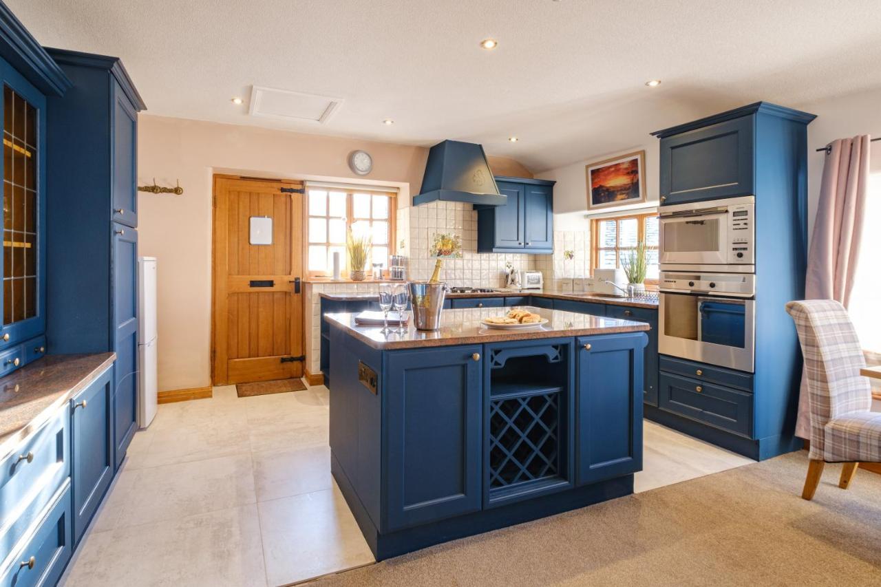 Stunning Cottage Grade 2 Listed With Parking And Hot Tub Bowness-on-Windermere Bagian luar foto