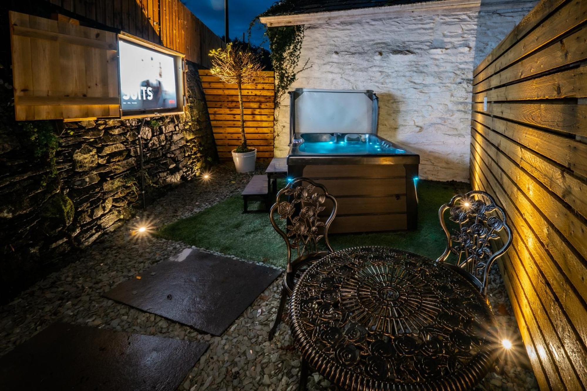 Stunning Cottage Grade 2 Listed With Parking And Hot Tub Bowness-on-Windermere Bagian luar foto